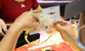Đầu tuần, giá vàng biến động trái chiều, tăng nhẹ sau tin xuất hiện biến chủng mới