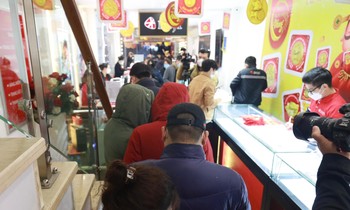 Chuyện 'ngược đời' ngày vía Thần Tài: Nơi rồng rắn xếp hàng, chỗ im lìm đóng cửa