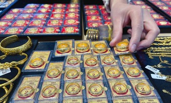 Giá vàng đồng loạt giảm, vàng SJC rớt mốc 70 triệu đồng/lượng