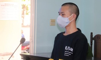 Tài xế dùng xe múc đập nát hai ô tô có người bên trong lĩnh án 2 năm 6 tháng tù