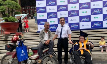 Tấm bằng tốt nghiệp đại học của cha và con