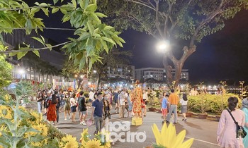 Đường hoa Phú Mỹ Hưng tấp nập người tham quan, bắt buộc đeo khẩu trang và khai báo y tế