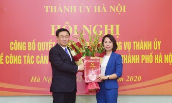 Bí thư Hà Nội Vương Đình Huệ trao quyết định và chúc mừng bà Bùi Huyền Mai