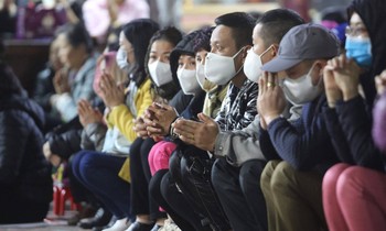 Người dân Hà Nội đeo khẩu trang trong thời gian cao điểm phòng chống COVID-19