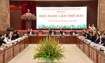 Các đại biểu biểu quyết thông qua Nghị quyết Hội nghị. Ảnh: PV