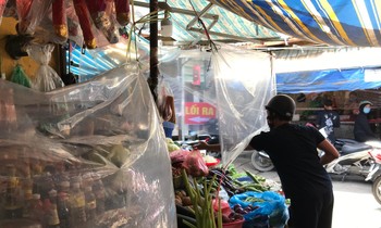 Hà Nội: Người dân 18 phường quận Hai Bà Trưng đi chợ theo phân tuyến