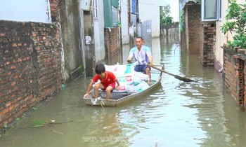 Nước sông dâng, nhiều hộ dân ngoại thành Hà Nội bị ảnh hưởng