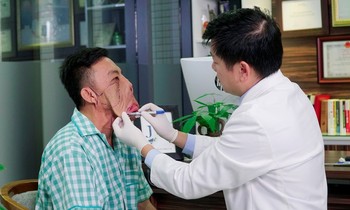 TS.BS Nguyễn Phan Tú Dung chuẩn bị trước khi phẫu thuật cho bệnh nhân Lê văn Mến