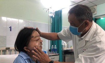 TS.BS Nguyễn Văn Thanh kiểm tra sức khỏe cho cô gái mang khối u 22 năm