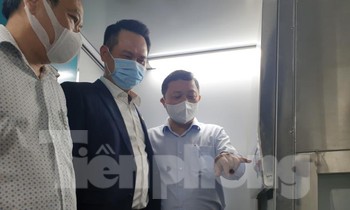 Xe lưu động có đầy đủ thiết bị như lấy mẫu, xét nghiệm nhanh COVID-19