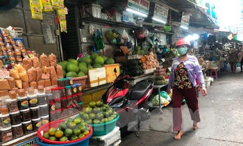 Thực phẩm nhảy giá, tiểu thương mỏi mắt ngóng khách