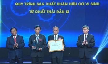 Ông Trần Kim Quy (thứ hai từ phải sang) 83 tuổi, nguyên giảng viên ĐH Khoa học Tự nhiên TPHCM.