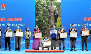 Bí thư thứ nhất T.Ư Đoàn, Chủ tịch T.Ư Hội LHTN Việt Nam Nguyễn Anh Tuấn và Trưởng Đại diện Quỹ Dân số LHQ Naomi Kitahara trao giải thưởng tình nguyện quốc gia