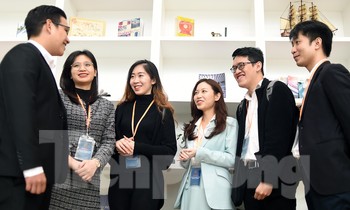 Các đại biểu trí thức trẻ trao đổi trong khuôn khổ hoạt động của Diễn đàn. Ảnh: Xuân Tùng