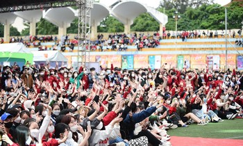 Giới trẻ Hà Nội "mê tít" Sóng Festival, thỏa thích mua sắm và giao lưu với dàn nghệ sĩ