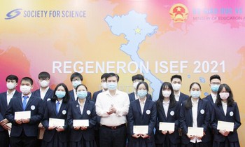 Thứ trưởng Nguyễn Hữu Độ động viên các em học sinh Việt Nam tham dự Hội thi KHKT quốc tế 2021 trong Lễ khai mạc được tổ chức ngày 3/5 tại Hà Nội.