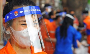 Cơm nghĩa tình kèm bánh Trung Thu, đèn ông sao gửi tới những hoàn cảnh khó khăn
