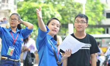 Sinh viên tình nguyện ĐH Ngoại thương tham gia hỗ trợ chương trình "Tiếp sức mùa thi". Ảnh: DƯƠNG TRIỀU