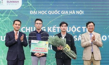 Phó Giám đốc ĐHQG Hà Nội Phạm Bảo Sơn và ông Phạm Hồng Quất, Cục trưởng Cục Phát triển thị trường và doanh nghiệp khoa học và công nghệ (Bộ Khoa học và Công nghệ), trao giải nhất cho đội SALEWORKS đến từ trường ĐH Kinh tế với Dự án Nền tảng quản lý bán hàng sàn thương mại điện tử Salework.