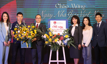 Cầu thủ Đỗ Hùng Dũng - Đội tuyển bóng đá Quốc gia Việt Nam, đại diện cho sinh viên Chương trình Quản trị kinh doanh dành cho Tài năng Thể thao tặng hoa chúc mừng nhà trường.