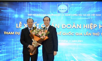 Chủ tịch Hiệp hội GDNN và nghề CTXH Việt Nam Dương Đức Lân (bìa phải) tặng hoa cho đại diện Đoàn Hiệp hội tham dự Kỳ thi Kỹ năng nghề quốc gia lần thứ 12.