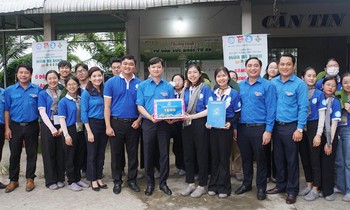 Chiến sĩ áo xanh để lại ấn tượng đẹp với người dân