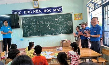 Bí thư T.Ư Đoàn Nguyễn Tường Lâm thăm và động viên tình nguyện viên tại Quảng Ngãi