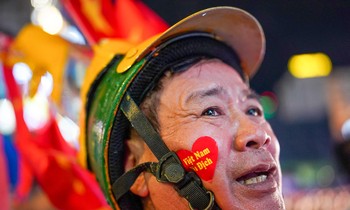 Người hâm mộ TPHCM khóc khi U23 Việt Nam thắng trận khổ chiến