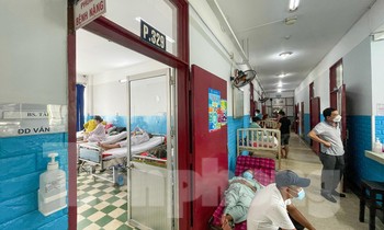 Sốt xuất huyết bùng phát phức tạp, bệnh nhân nằm hành lang điều trị vì quá tải