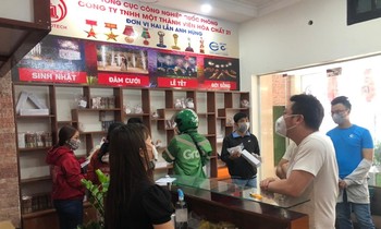 Người dân TP.HCM thất vọng ra về vì không mua được pháo hoa giàn phun viên