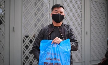 Pháo hoa giàn phun viên hút khách ở TPHCM