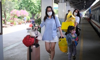 Nhà ga nhộn nhịp, bến xe đìu hiu sau thông báo không cách ly người về từ TPHCM