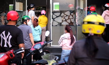 Công nhân xếp hàng dài chờ rút tiền cây ATM ngày cận Tết