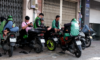 Tài xế xe công nghệ tính bỏ việc, hàng hóa lần lượt tăng giá khi xăng dầu lập 'đỉnh'