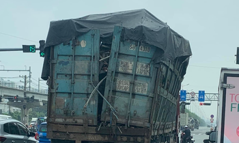 Xe chở hàng cồng kềnh hoành hành trên đường phố