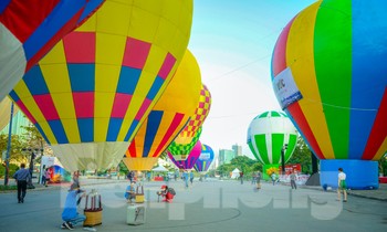Say sưa nhìn ngắm khinh khí cầu trình diễn giữa lòng thành phố