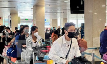 Bỏ quy định cách ly, nhiều người chọn đi máy bay về quê đón tết