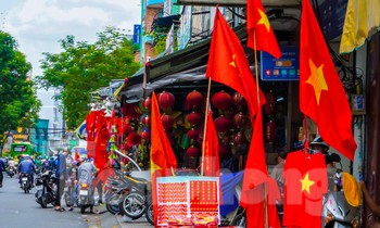 Đường phố TPHCM rợp cờ hoa trước trận chung kết Việt Nam - Thái Lan