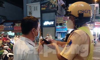 Tước giấy phép lái xe nhiều tài xế vi phạm nồng độ cồn ở TPHCM