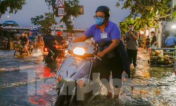 Mưa lớn, triều cường gây ngập và kẹt xe nhiều tuyến đường TPHCM
