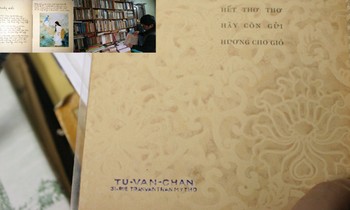 Cuốn “Một chùm thơ” bản chép tay của nhà thơ Xuân Diệu in tại Paris năm 1983, số lượng 300 cuốn, có tranh minh họa màu (Ảnh: Diễn đàn Sách xưa); Họa sĩ Vũ Nhật Thăng bên giá sách của anh (Ảnh: Trần Thanh); Trang cuối cuốn “Thơ thơ” mà nhà sưu tập Trịnh