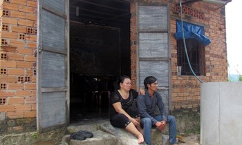 Bà Cẩm và anh Lượng ở nhà ông Nén, tháng 9/2014