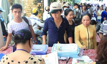 Học sinh và phụ huynh đến đăng ký luyện thi cấp cấp tốc tại một ở trung tâm luyện thi ở TP Cần Thơ.