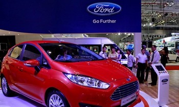  Khách tham quan tìm hiểu dòng xe phổ thông Fiesta mới của hãng Ford.(Nguồn: TTXVN) 