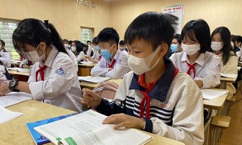 Học sinh ngoại thành đi học trở lại. Ảnh minh họa