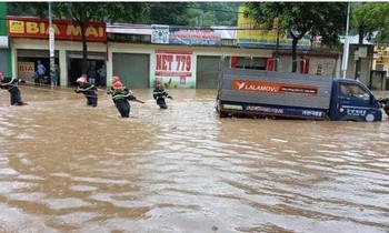 TP Sơn La mưa lớn, hàng loạt ôtô chết máy giữa biển nước