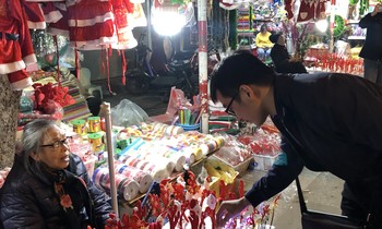 Nhộn nhịp thị trường đồ trang trí, quà tặng Noel