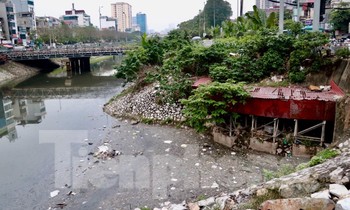 Cận cảnh những dòng sông 'đen' chảy giữa nội thành Hà Nội