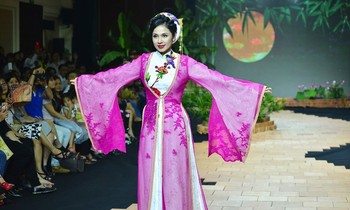 'Người đẹp Tây Đô' Việt Trinh tái xuất trình diễn áo dài