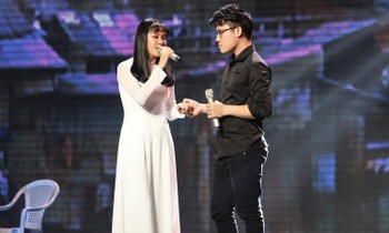 Cô gái khiếm thị Quỳnh Trân với màn kết hợp cùng Duy Cường trong liên khúc "Nhẫn cỏ cho em - Nụ cười biệt ly".